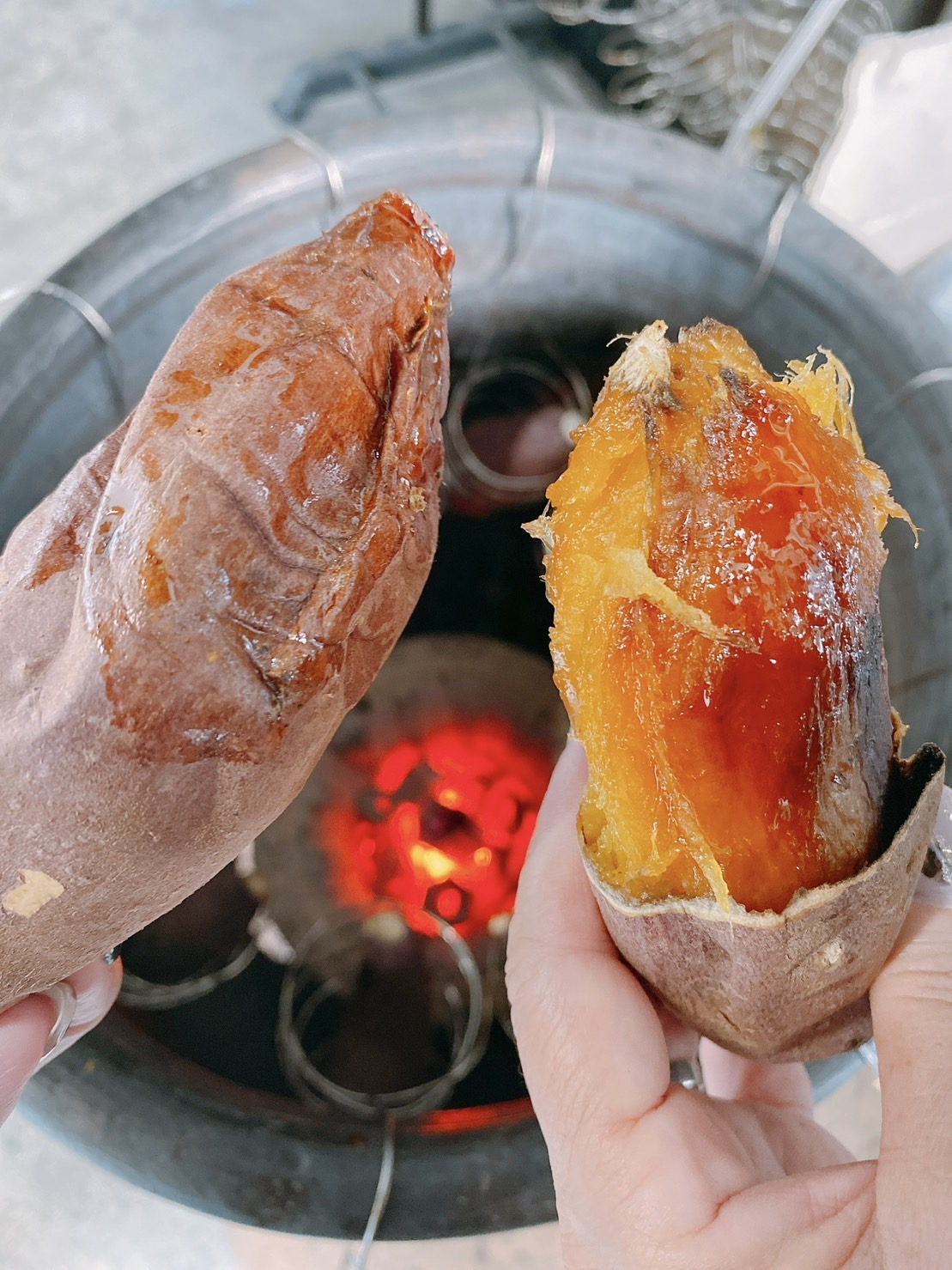 壺の炭火を背景に、しっとりと黄金色に焼き上がった壺焼き芋